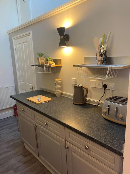 Lovely 2 Bedroom Penthouse Apartment In Chester - Free Parking!! Exterior foto
