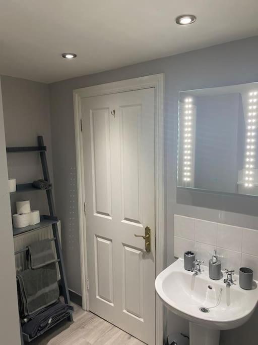 Lovely 2 Bedroom Penthouse Apartment In Chester - Free Parking!! Exterior foto