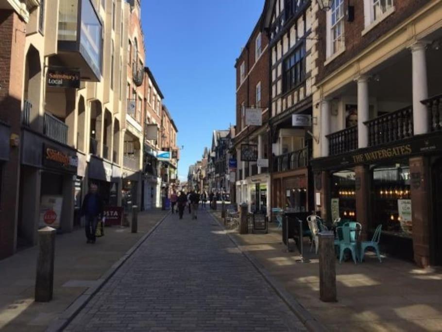 Lovely 2 Bedroom Penthouse Apartment In Chester - Free Parking!! Exterior foto